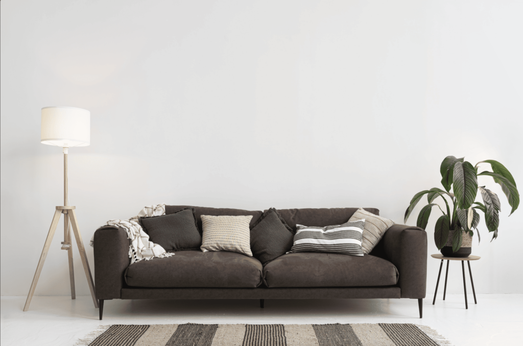 Minimalistiskt vardagsrum med en brun soffa dekorerad med kuddar och en filt. Framför soffan ligger en randig matta. Till vänster står en golvlampa och till höger en grön växt på ett litet bord. Wilma Nilsson Wilma Nilsson 12:04 PM Feb 4 Länk till ny artikel "sälja dödsbo" Turn on screen reader supportTo enable screen reader support, press ⌘+Option+Z To learn about keyboard shortcuts, press ⌘slash