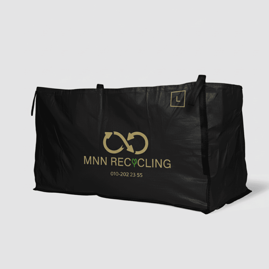 Svart byggsäck i storlek large från MNN Recycling fotograferad i en studio